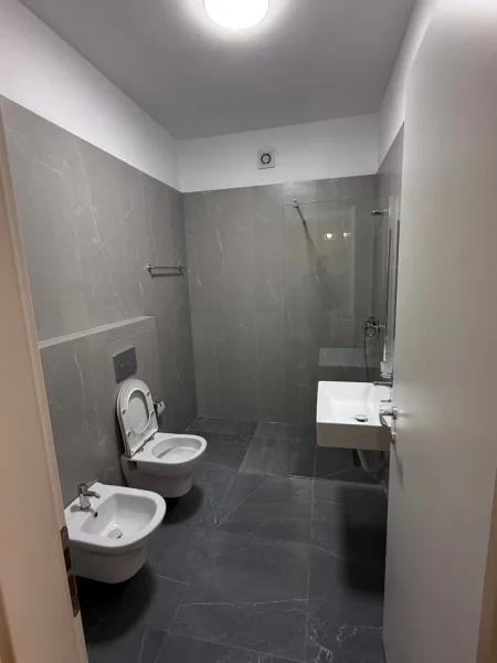 Tirane, jepet me qera apartament 1+1 Kati 2, 70 m² 570 € (Rruga 5 Maj)