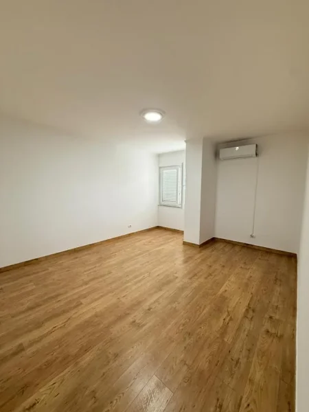 Vlore, jepet me qera zyre , 106 m² 1.200 € 