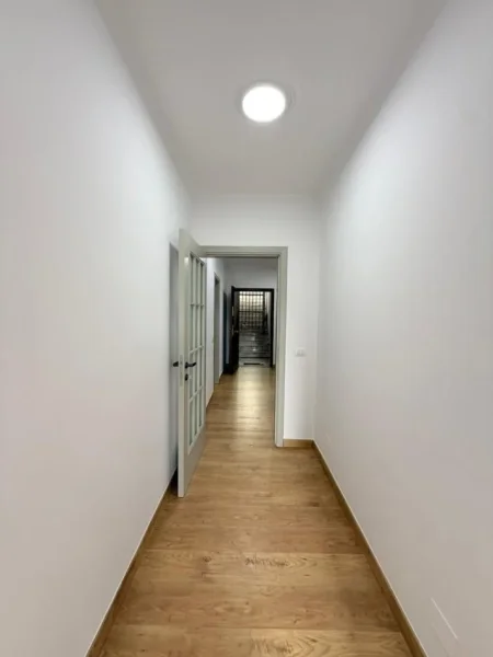 Vlore, jepet me qera zyre , 106 m² 1.200 € 