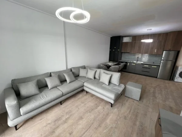 Tirane, jepet me qera apartament 1+1 Kati 7, 85 m² 650 € (Jordan Misja.)