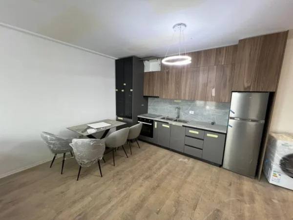 Tirane, jepet me qera apartament 1+1 Kati 7, 85 m² 650 € (Jordan Misja.)