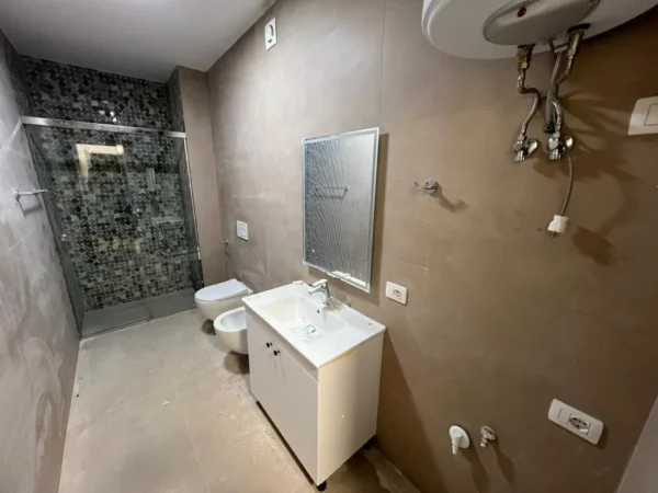 Tirane, jepet me qera apartament 1+1 Kati 7, 85 m² 650 € (Jordan Misja.)