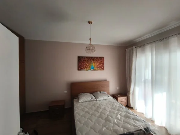 Tirane, jepet me qera apartament 1+1 Kati 4, 66 m² 830 € (Rruga Hysni Gerbolli)