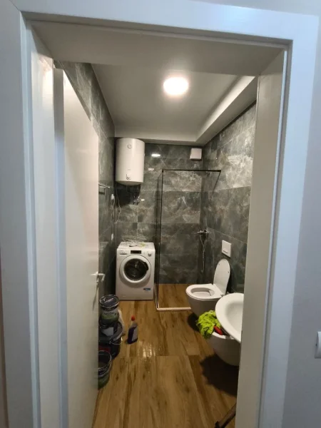 Tirane, jepet me qera apartament 1+1 Kati 4, 66 m² 830 € (Rruga Hysni Gerbolli)