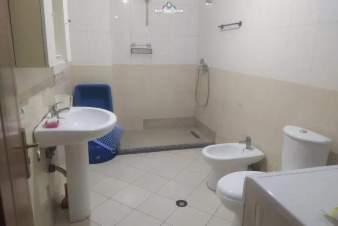 Tirane, jepet me qera apartament 1+1 Kati 3, 77 m² 520 € (Rruga Riza Cerova)