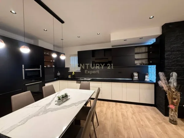 Tirane, jepet me qera apartament+verande | Penthouse 3+1+Aneks+Ballkon Kati 6, 250 m² (fresku)