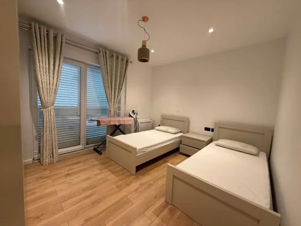 Tirane, jepet me qera apartament+verande | Penthouse 3+1+Aneks+Ballkon Kati 6, 250 m² (fresku)