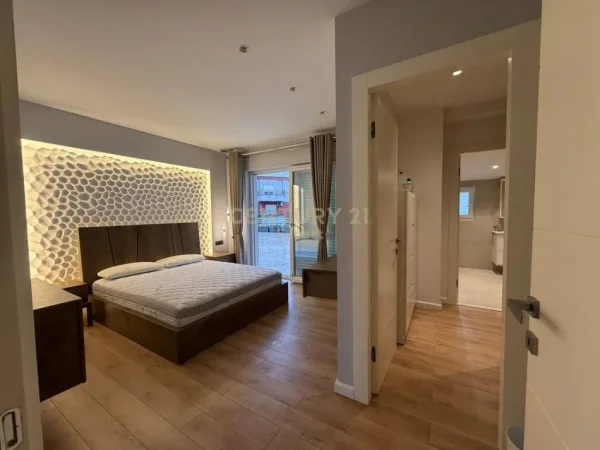 Tirane, jepet me qera apartament+verande | Penthouse 3+1+Aneks+Ballkon Kati 6, 250 m² (fresku)