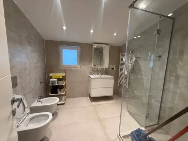 Tirane, jepet me qera apartament+verande | Penthouse 3+1+Aneks+Ballkon Kati 6, 250 m² (fresku)