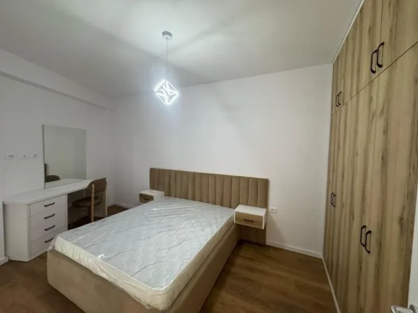 Tirane, jepet me qera apartament 1+1 Kati 8, 80 m² 570 € (Rruga Jordan Misja)