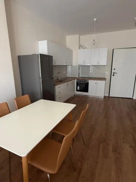 Tirane, jepet me qera apartament 1+1 Kati 2, 70 m² 570 € (Rruga 5 Maj)