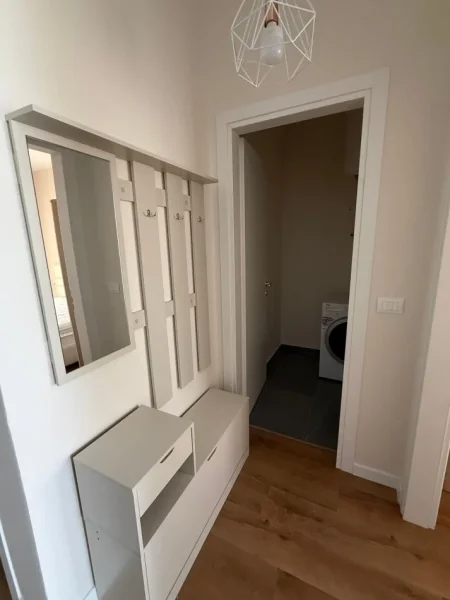 Tirane, jepet me qera apartament 1+1 Kati 2, 70 m² 570 € (Rruga 5 Maj)