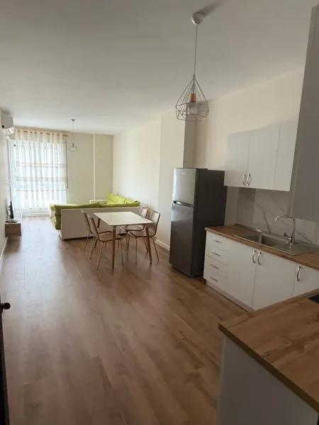 Tirane, jepet me qera apartament 1+1 Kati 2, 70 m² 570 € (Rruga 5 Maj)
