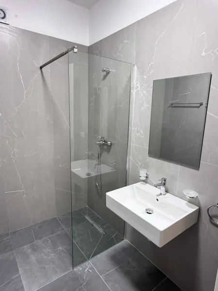 Tirane, jepet me qera apartament 1+1 Kati 2, 70 m² 570 € (Rruga 5 Maj)