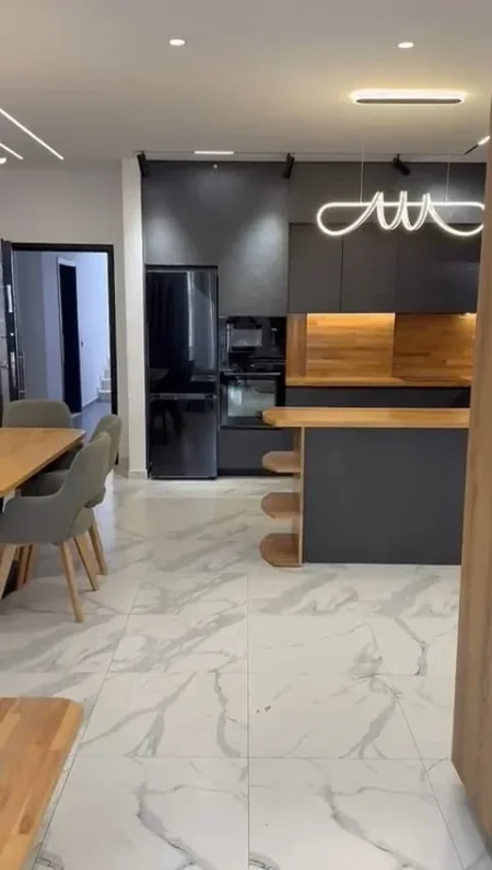 Tirane, jepet me qera apartament 2+1+Ballkon Kati 5, 118 m² 500 € (Bulevardi blu kamez)