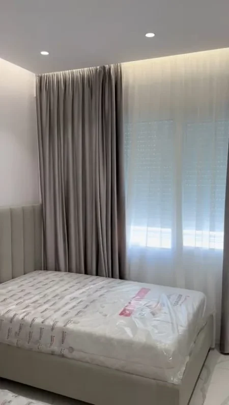 Tirane, jepet me qera apartament 2+1+Ballkon Kati 5, 118 m² 500 € (Bulevardi blu kamez)