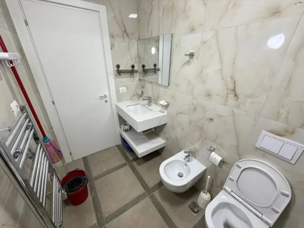 Tirane, jepet me qera apartament 3+1 Kati 6, 159 m² 1.950 € (Rruga e Kavajes)