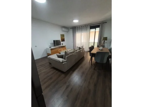 Tirane, jepet me qera apartament 3+1+Ballkon Kati 4, 126 m² 900 € (komuna e parisit)