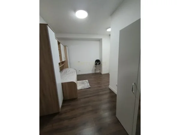 Tirane, jepet me qera apartament 3+1+Ballkon Kati 4, 126 m² 900 € (komuna e parisit)
