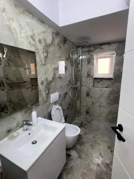 Tirane, jepet me qera apartament 2+1 Kati 3, 72 m² 990 € (Rruga Myslym Shyri)