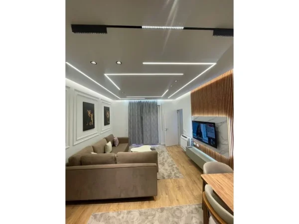 Tirane, jepet me qera apartament 1+1+Ballkon Kati 5, 73 m² 500 € (paskuqan)