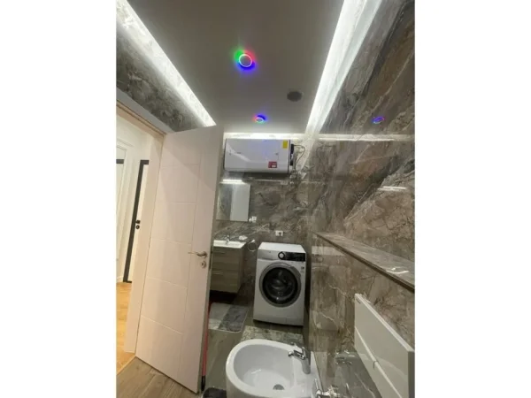 Tirane, jepet me qera apartament 1+1+Ballkon Kati 5, 73 m² 500 € (paskuqan)