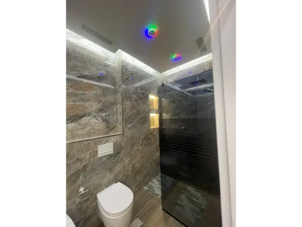 Tirane, jepet me qera apartament 1+1+Ballkon Kati 5, 73 m² 500 € (paskuqan)