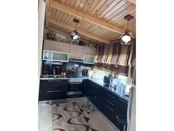 Tirane, jepet me qera apartament 2+1 Kati 4, 90 m² 700 € (RRUGA E BARRIKADAVE)