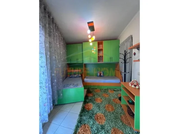 Tirane, jepet me qera apartament 2+1 Kati 4, 90 m² 700 € (RRUGA E BARRIKADAVE)