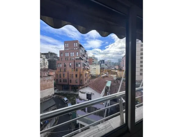 Tirane, jepet me qera apartament 2+1 Kati 4, 90 m² 700 € (RRUGA E BARRIKADAVE)