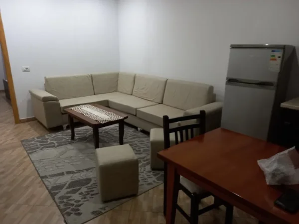 Tirane, jepet me qera shtepi 1+1 Kati 3, 70 m² 370 € (Astir Vila L tek Pasticeri Nela)
