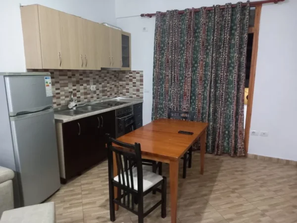 Tirane, jepet me qera shtepi 1+1 Kati 3, 70 m² 370 € (Astir Vila L tek Pasticeri Nela)