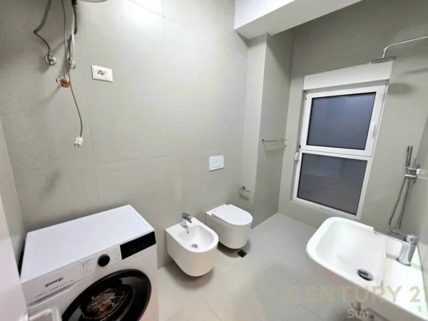 Tirane, jepet me qera apartament 1+1+Ballkon Kati 8, 64 m² 500 € (ali demi)