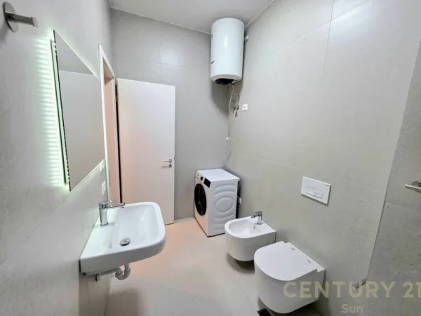 Tirane, jepet me qera apartament 1+1+Ballkon Kati 8, 64 m² 500 € (ali demi)