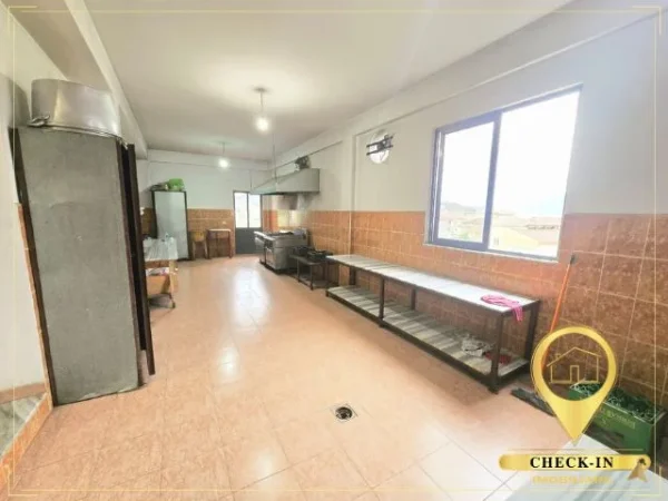 Tirane, jepet me qera bar-resorant Kati 1, 420 m² 1.700 € (Varrezat Sharre)