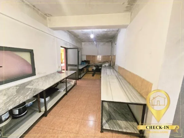 Tirane, jepet me qera bar-resorant Kati 1, 420 m² 1.700 € (Varrezat Sharre)