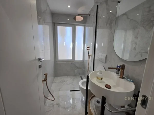 Tirane, jepet me qera apartament 2+1+Ballkon Kati 2, 98 m² 1.700 € (rruga e barrikadave)