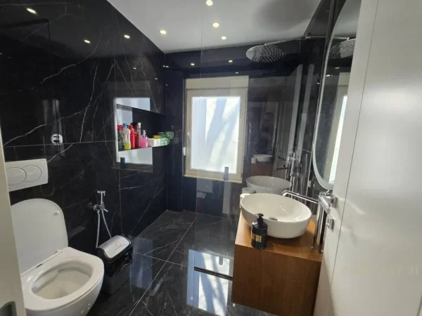 Tirane, jepet me qera apartament 2+1+Ballkon Kati 2, 98 m² 1.700 € (rruga e barrikadave)