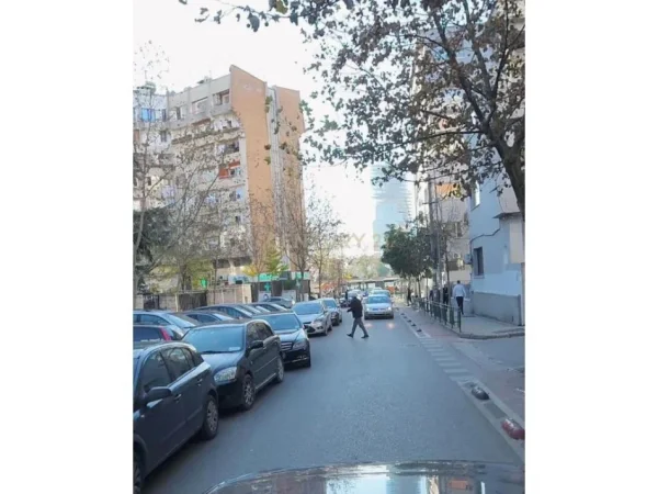 Tirane, jepet me qera zyre Kati 0, 35 m² 500 € (Ish stacioni i trenit)