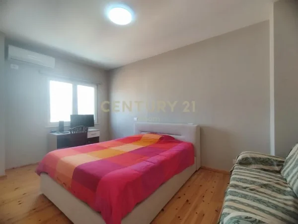 Tirane, jepet me qera apartament+verande | Penthouse 3+1 Kati 6, 180 m² 1.300 € (Kopshti Botanik)