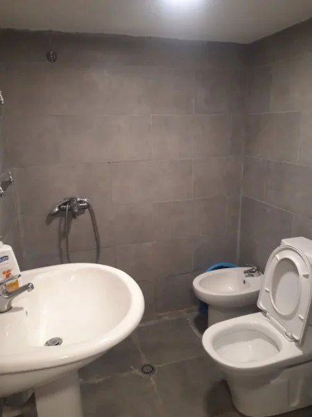 Tirane, jepet me qera apartament duplex 2+1 Kati 0, 69 m² 450 € (Rruga Muhamed Deliu, tek Thesari)