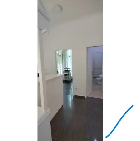 Tirane, jepet me qera ambjent biznesi Kati 1, 392 m² 3.000 € (Oxhaku)