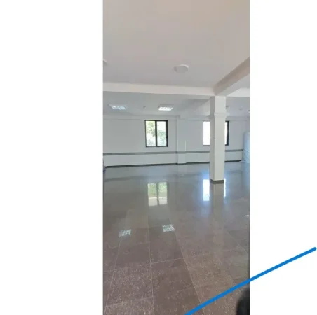 Tirane, jepet me qera ambjent biznesi Kati 1, 392 m² 3.000 € (Oxhaku)