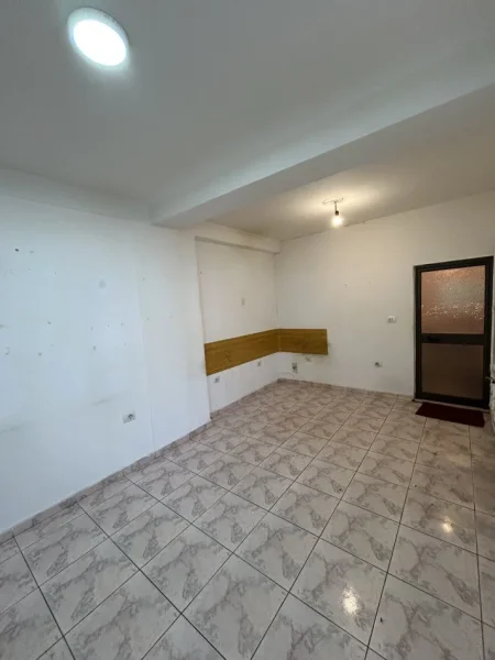Tirane, jepet me qera ambjent biznesi Kati 0, 30 m² 280 € (Materniteti i Ri)