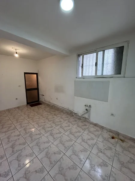 Tirane, jepet me qera ambjent biznesi Kati 0, 30 m² 280 € (Materniteti i Ri)