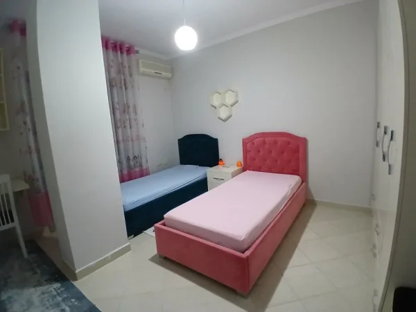 Tirane, jepet me qera apartament 2+1+Ballkon Kati 2, 90 m² 500 € (Rapo Hekali)