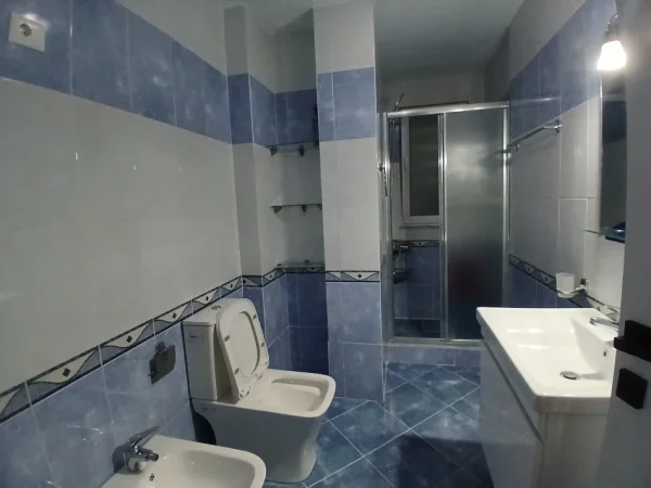 Tirane, jepet me qera apartament 2+1+Ballkon Kati 2, 90 m² 500 € (Rapo Hekali)