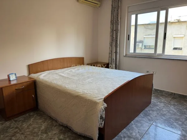 Tirane, jepet me qera apartament 1+1 Kati 4, 94 m² 600 € (ish blloku)