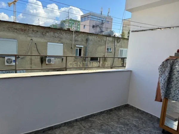 Tirane, jepet me qera apartament 1+1 Kati 4, 94 m² 600 € (ish blloku)