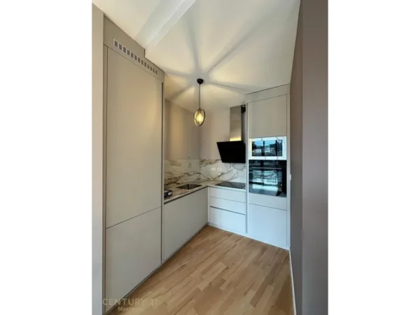 Tirane, jepet me qera apartament 2+1+Ballkon Kati 4, 95 m² 1.800 € (liqeni i tiranes lake view)